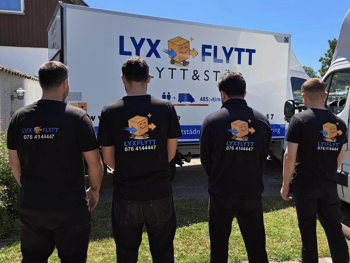Fyra medarbetare från Lyx Flytt framför företagets flyttbil.